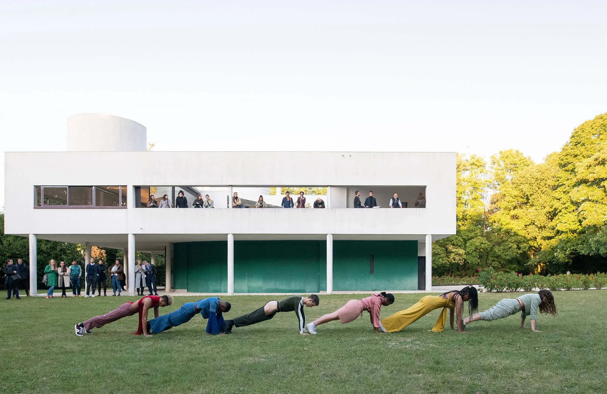 Performers on the lawn in front of Le Corbusier’s Villa Savoye